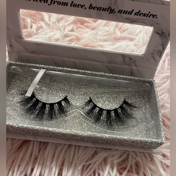 Lashes - Picture 2 of 4